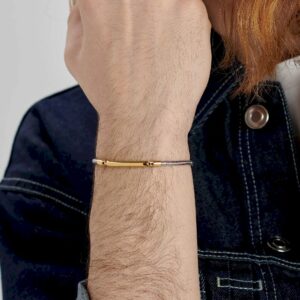 Bracciale in acciaio 316L e finitura pvd oro 14K con piastrina centrale.