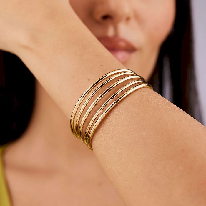 Bracciale rigido in acciaio 316L e finitura pvd oro 14K.
