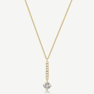 Collana girocollo in acciaio 316L e finitura pvd oro 14K, con pendente a barretta e cushion cubic zirconia.