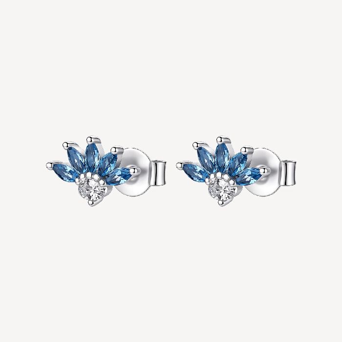 Orecchini a lobo in argento rodiato 925‰ a forma di fiore, con cubic zirconia chiari e cubic zirconia colore sapphire.