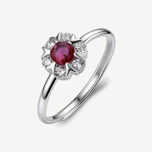 Anello regolabile in argento rodiato 925&permil; a forma di fiore, con cubic zirconia chiari e cubic zirconia colore ruby.