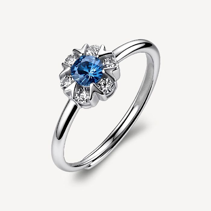 Anello regolabile in argento rodiato 925‰ a forma di fiore, con cubic zirconia chiari e cubic zirconia colore sapphire.