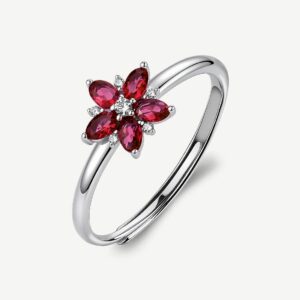 Anello regolabile in argento rodiato 925&permil; a forma di fiore, con cubic zirconia chiari e cubic zirconia colore ruby.