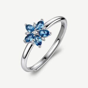 Anello regolabile in argento rodiato 925&permil; a forma di fiore, con cubic zirconia chiari e cubic zirconia colore sapphire.