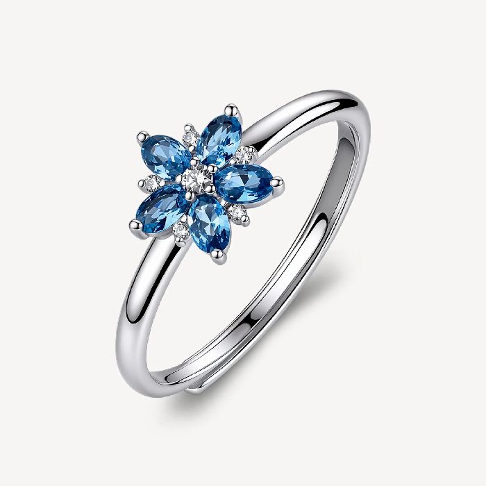 Anello regolabile in argento rodiato 925‰ a forma di fiore, con cubic zirconia chiari e cubic zirconia colore sapphire.