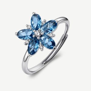 Anello regolabile in argento rodiato 925&permil; a forma di fiore, con cubic zirconia chiari e cubic zirconia colore sapphire.