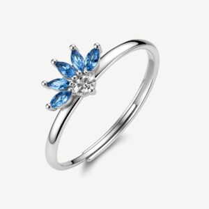 Anello regolabile in argento rodiato 925‰ a forma di fiore, con cubic zirconia chiari e cubic zirconia colore sapphire.