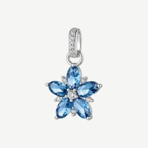 Pendente in argento rodiato 925&permil; a forma di fiore, con cubic zirconia chiari e cubic zirconia colore sapphire.
